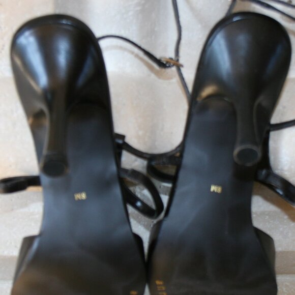 Black Leather Pump/ Closed Pointed Toe, Strapped Heels Size 8M - Picture 3 of 9